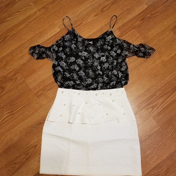 Black/white floral cold-shoulder top - Picture 5 of 6